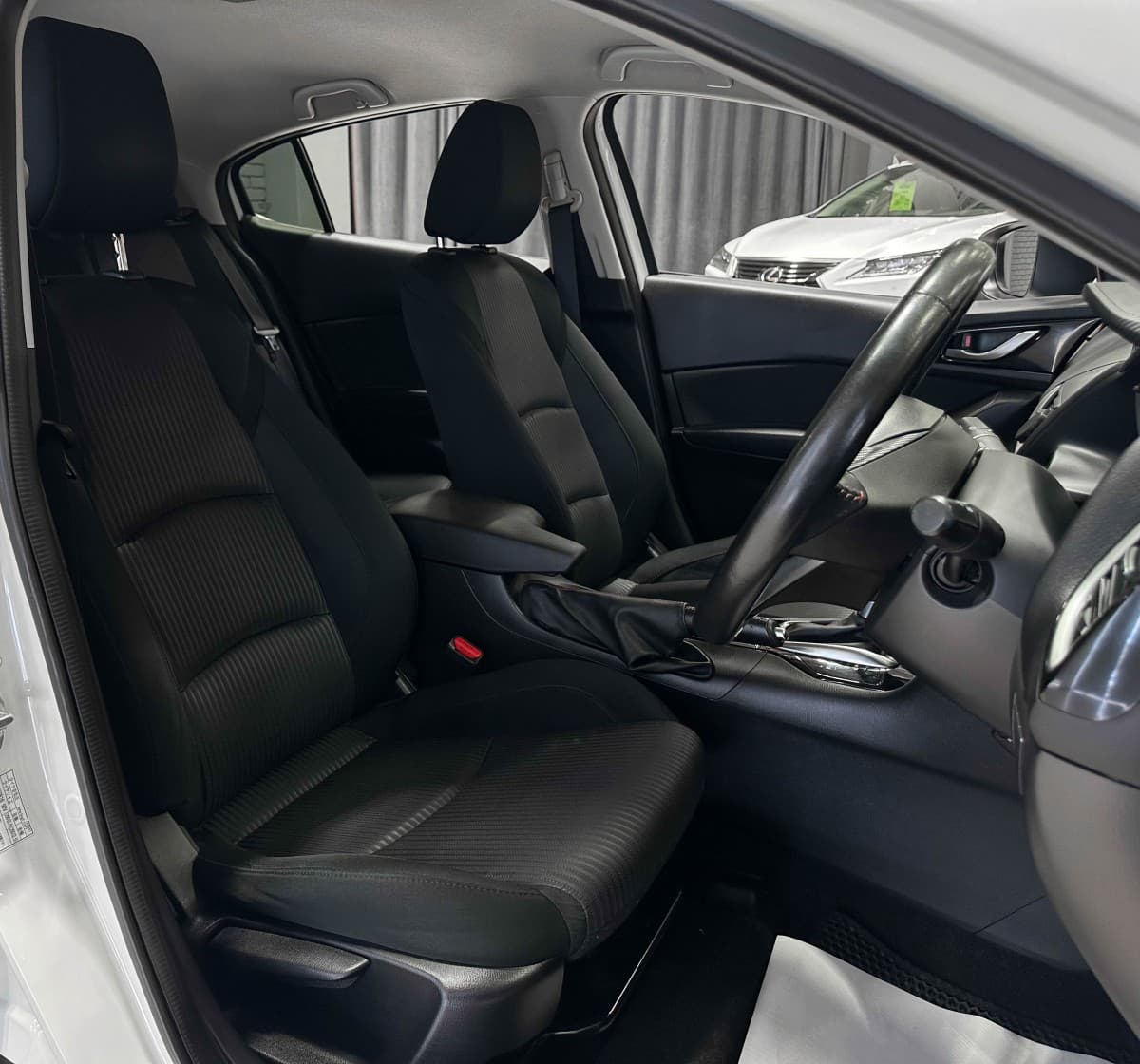 Mazda Axela - фото 11
