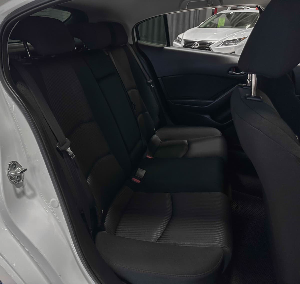 Mazda Axela - фото 12