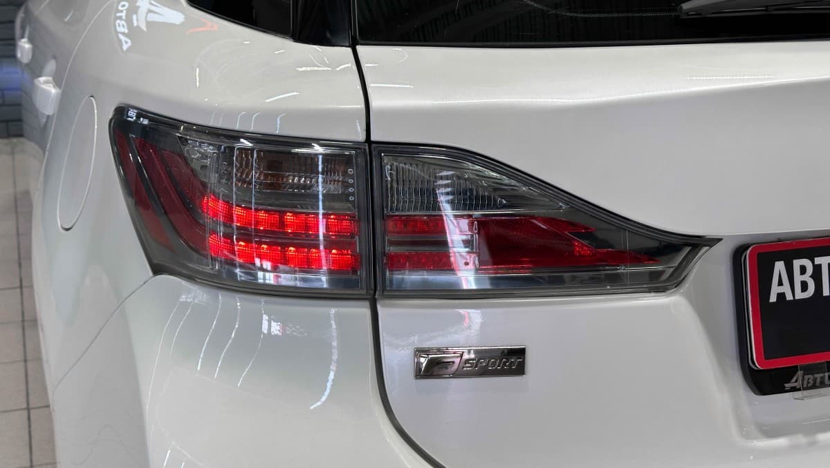 Lexus CT200H - фото 8