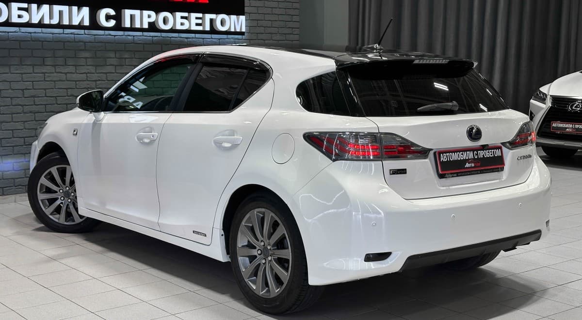 Lexus CT200H - фото 9