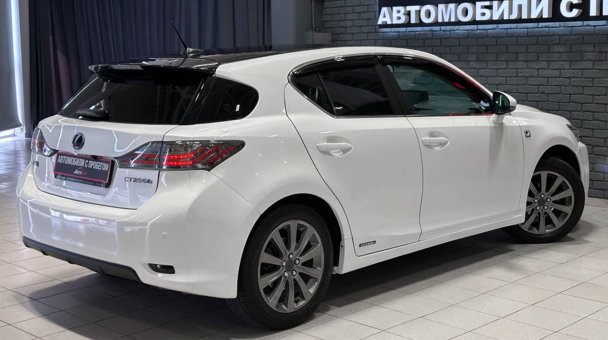 Lexus CT200H - фото 6