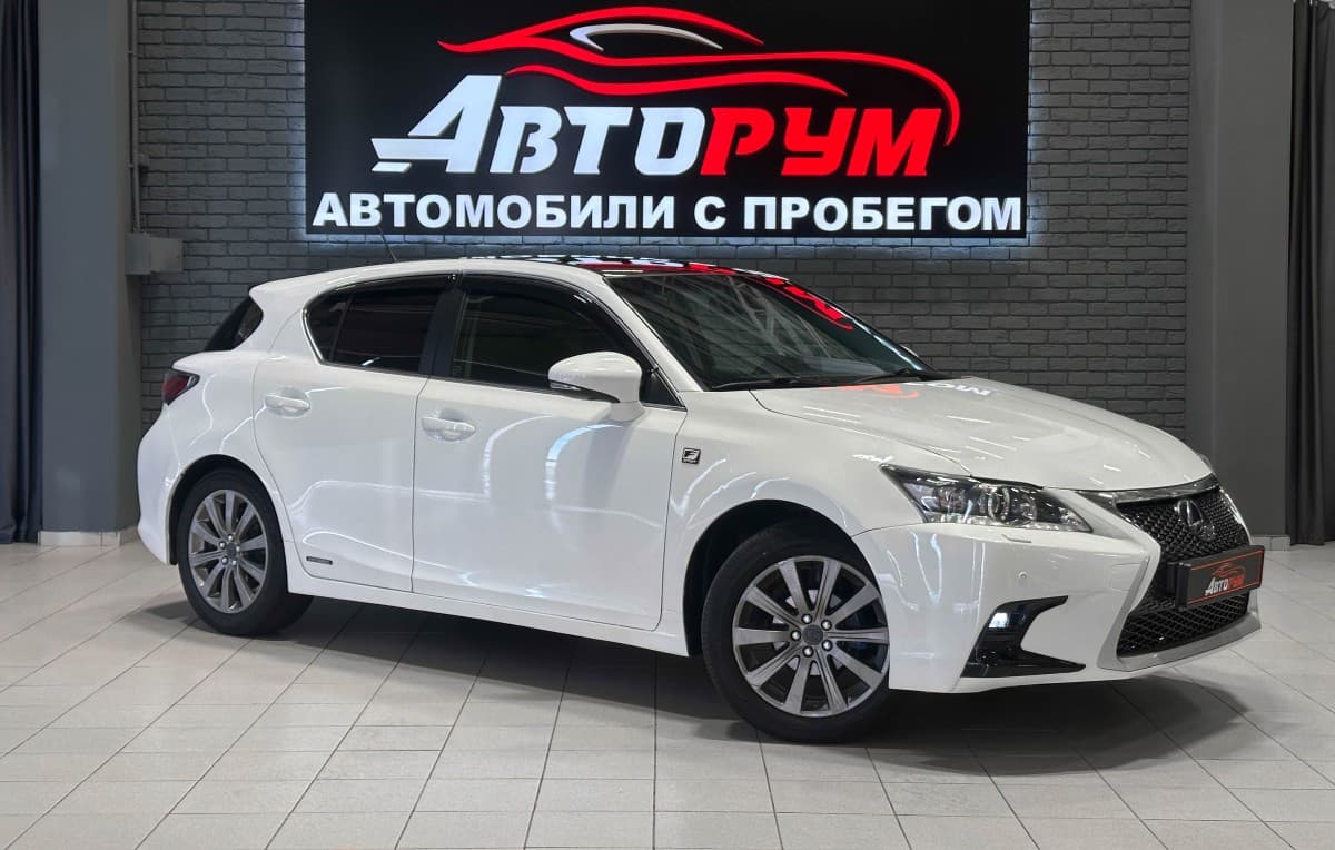 Lexus CT200H - 1