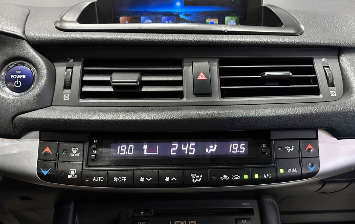 Lexus CT200H - фото 24