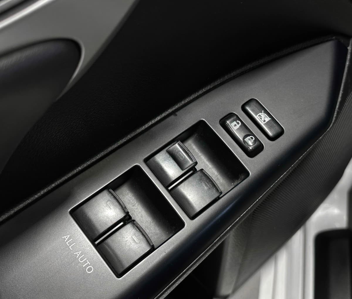 Lexus CT200H - фото 17