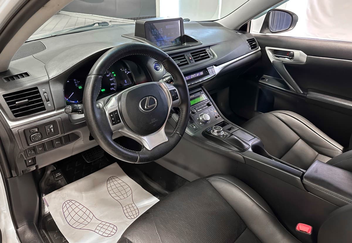 Lexus CT200H - фото 10