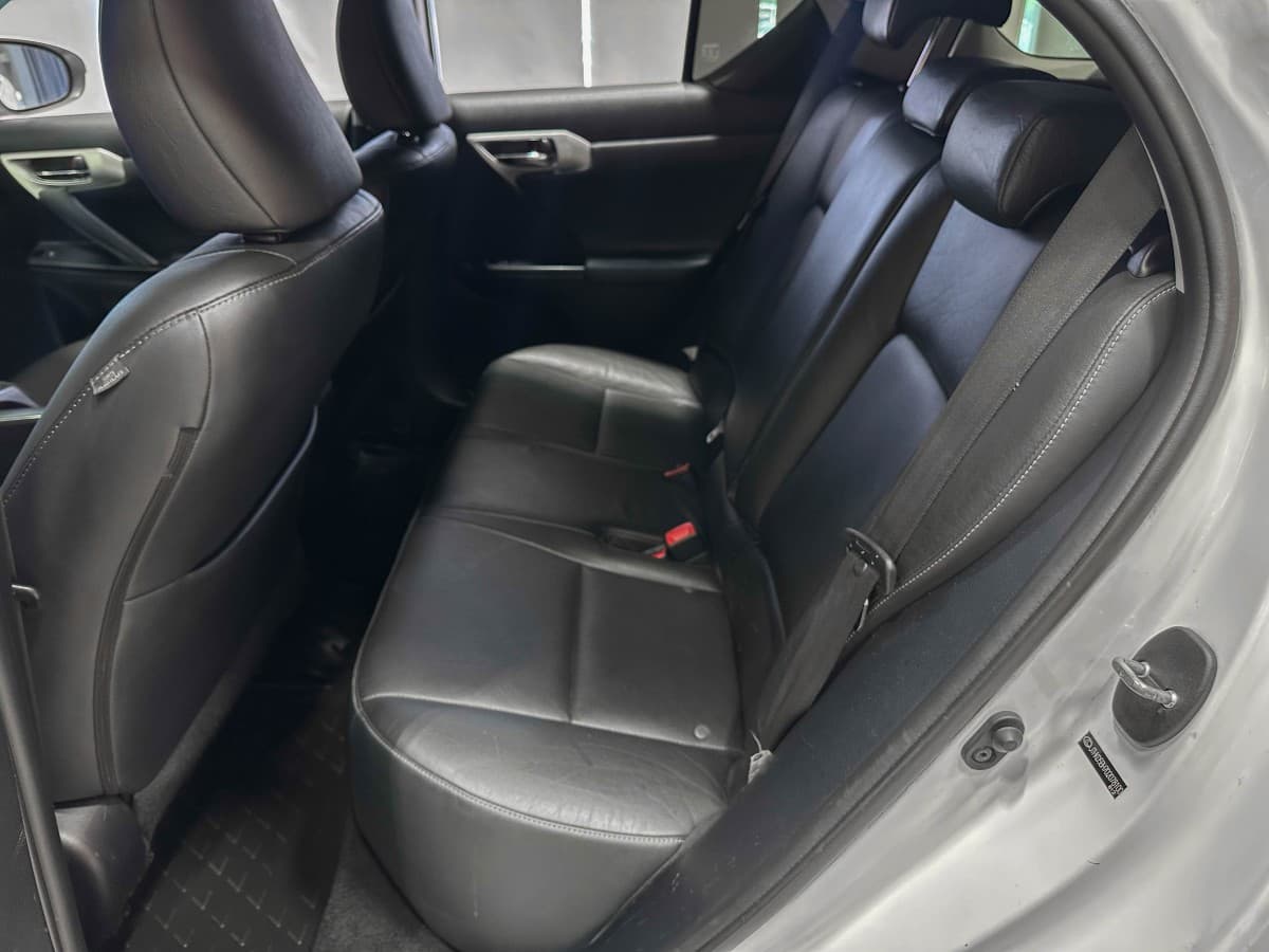 Lexus CT200H - фото 12
