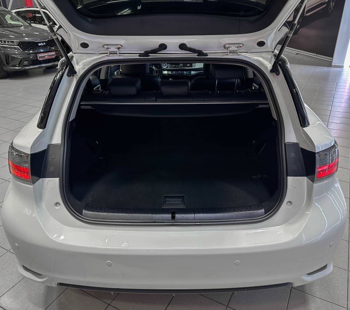 Lexus CT200H - фото 13