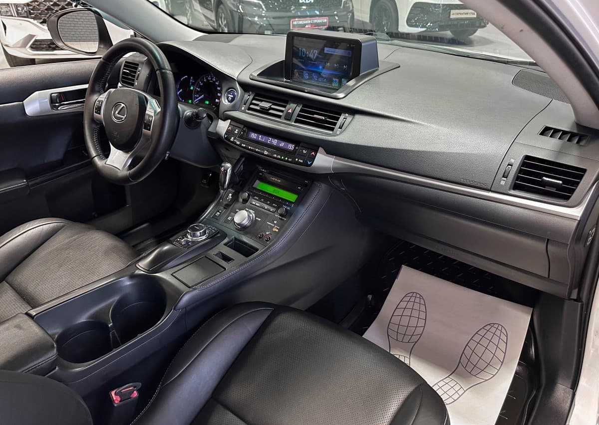 Lexus CT200H - фото 16