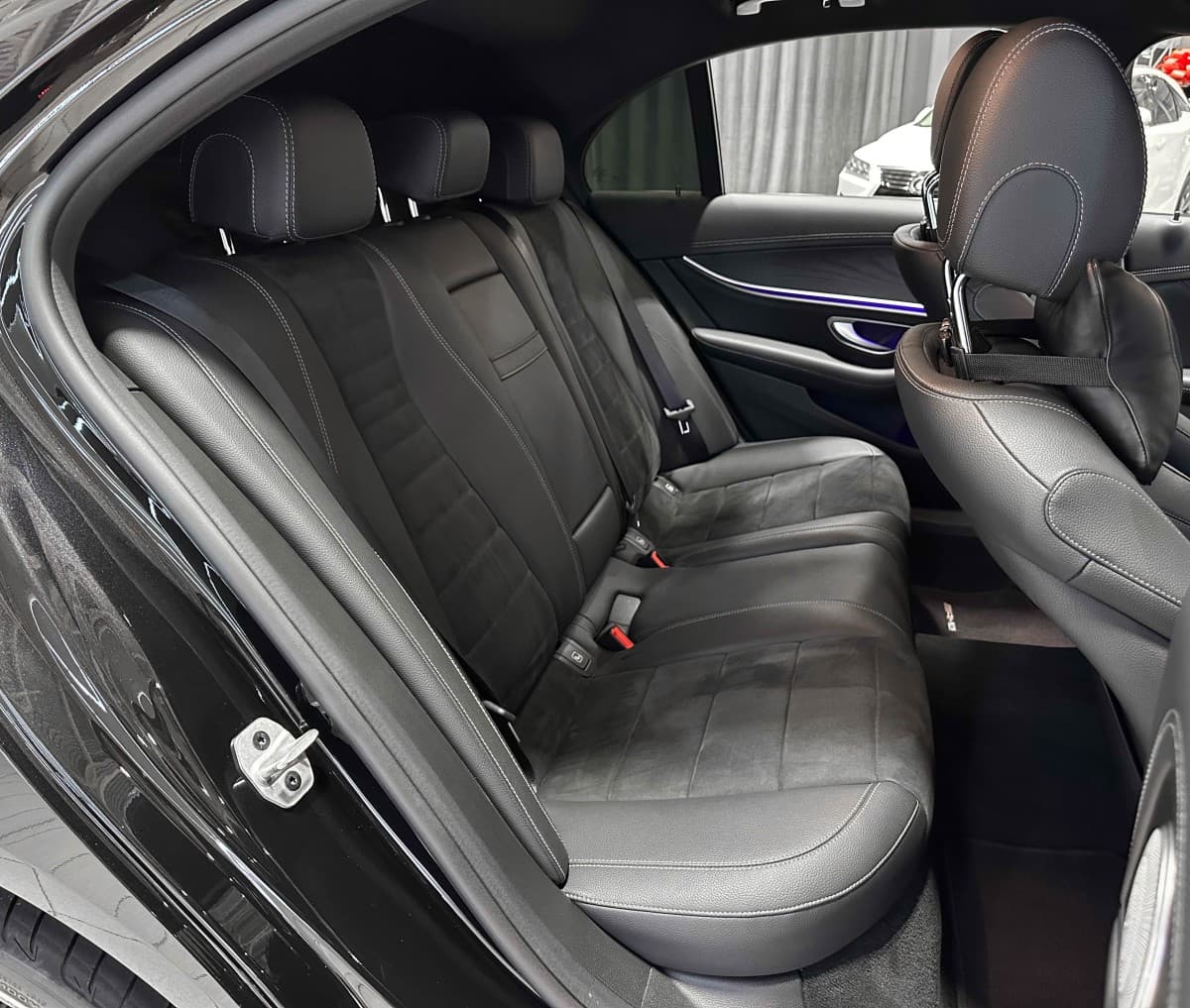 Mercedes-Benz E200 - фото 12