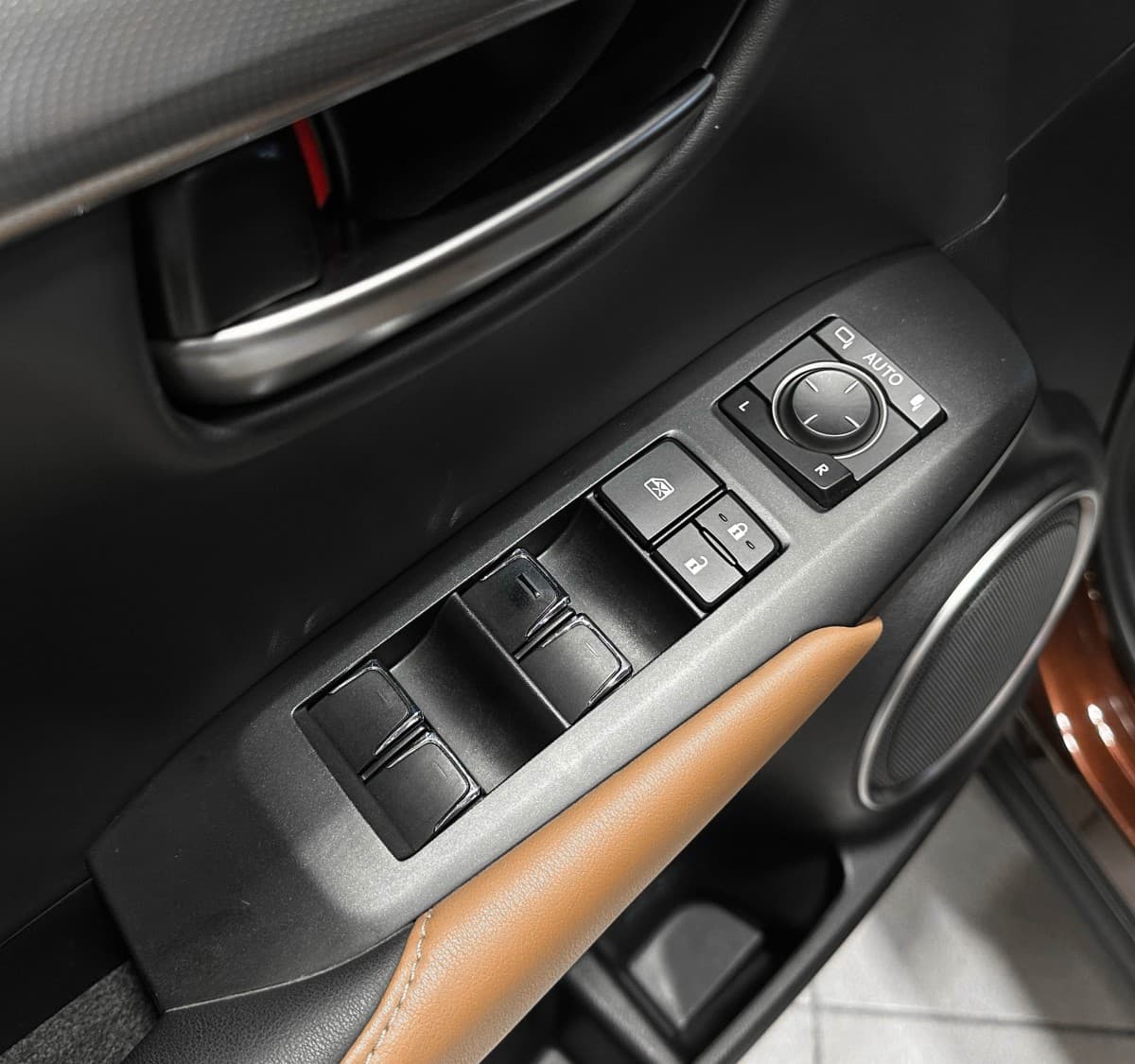 Lexus NX300 - фото 17