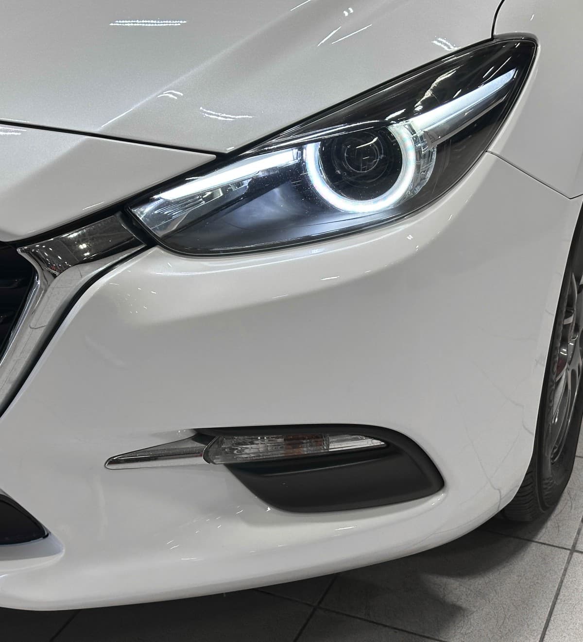 Mazda Axela - 4