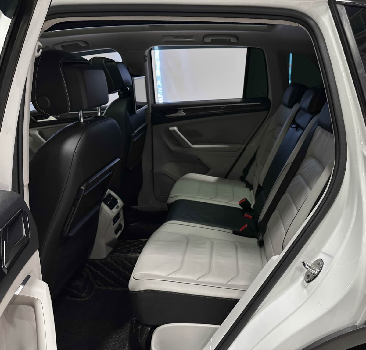Volkswagen Tiguan - фото 12