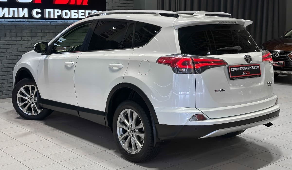 Toyota RAV4 - фото 8