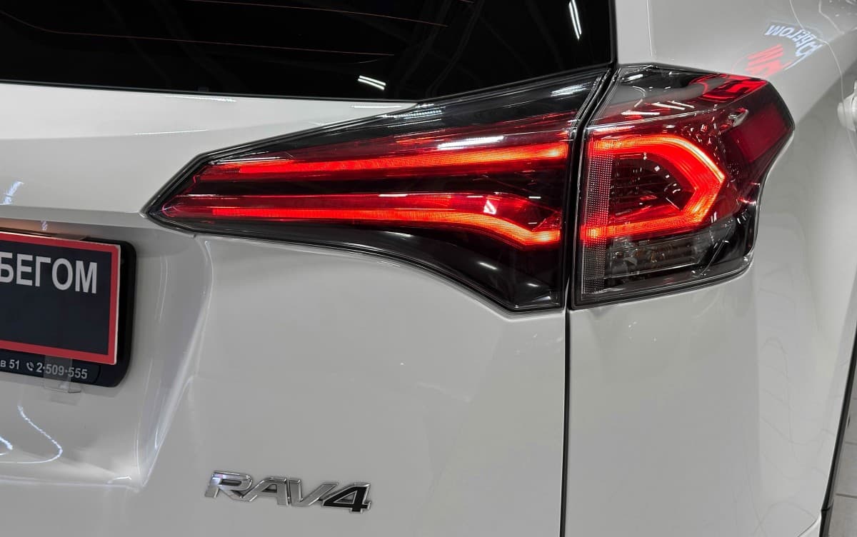 Toyota RAV4 - фото 8