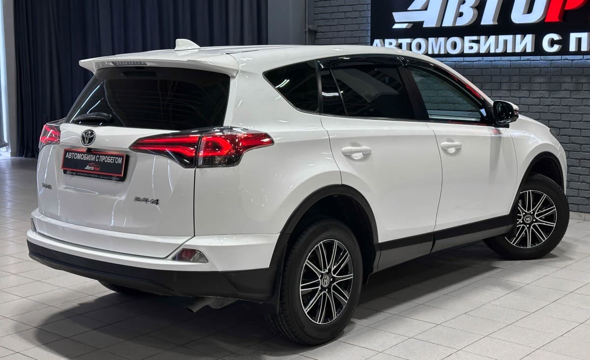 Toyota RAV4 - фото 6