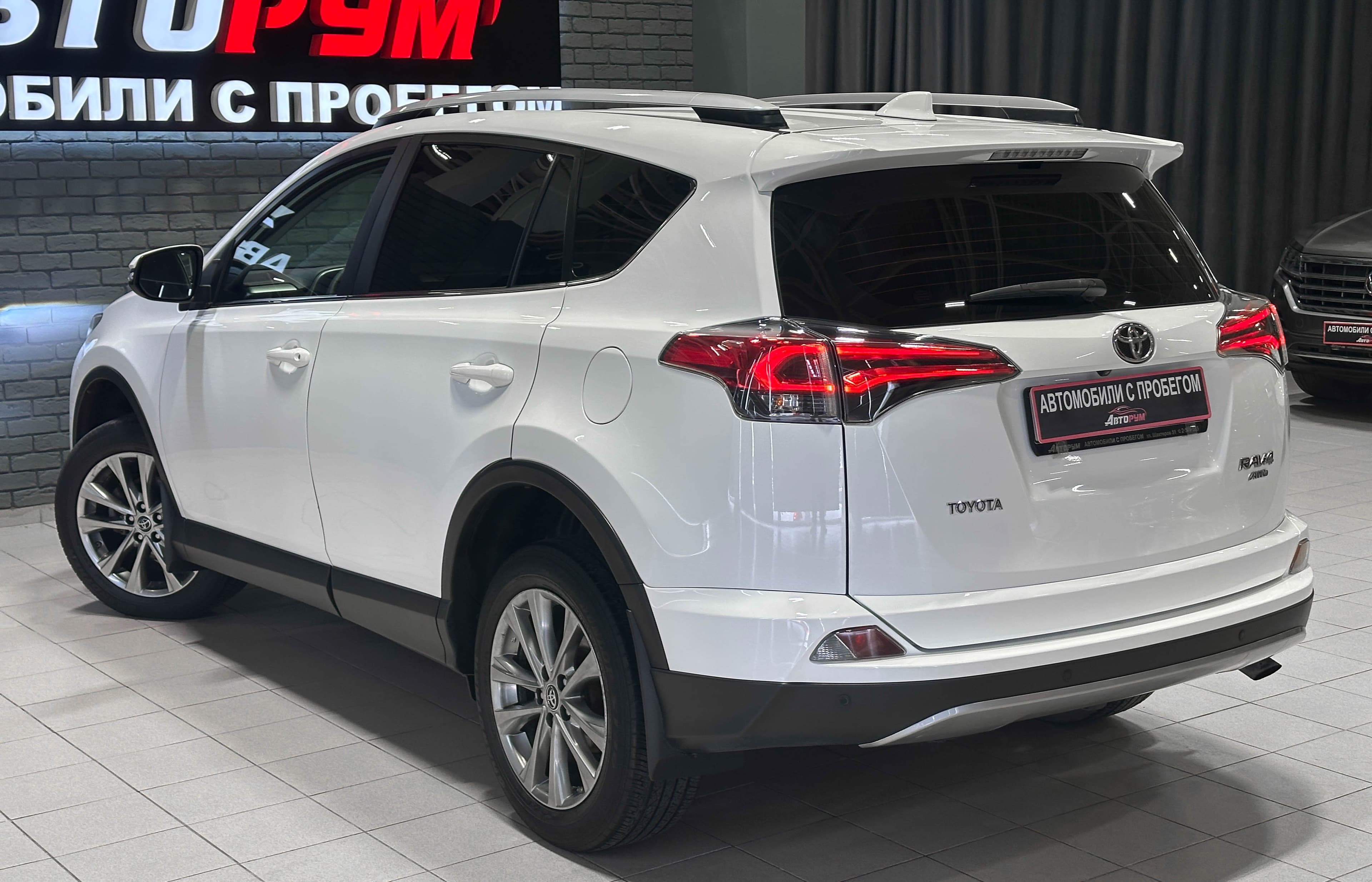 Toyota RAV4 - фото 8