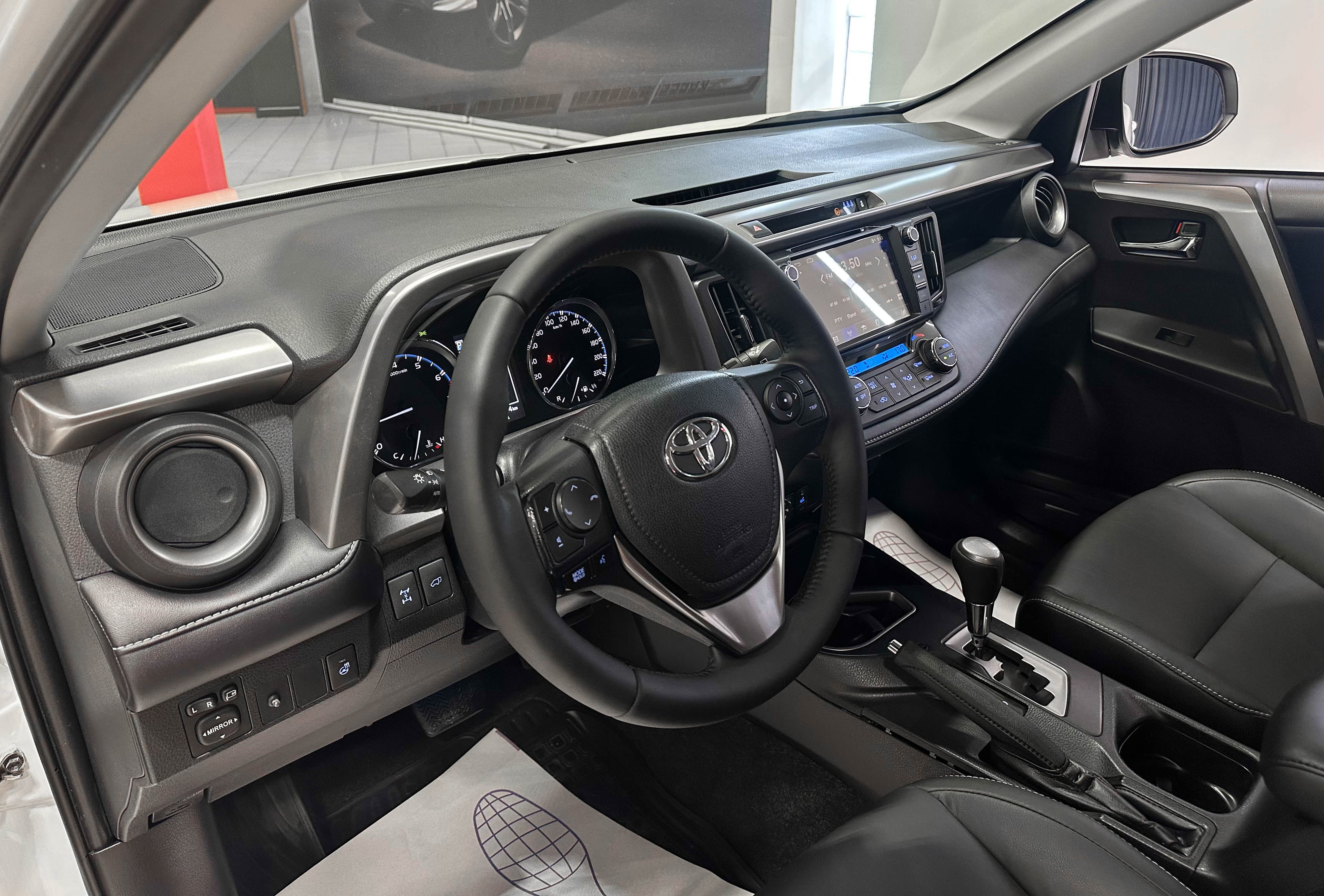 Toyota RAV4 - фото 9