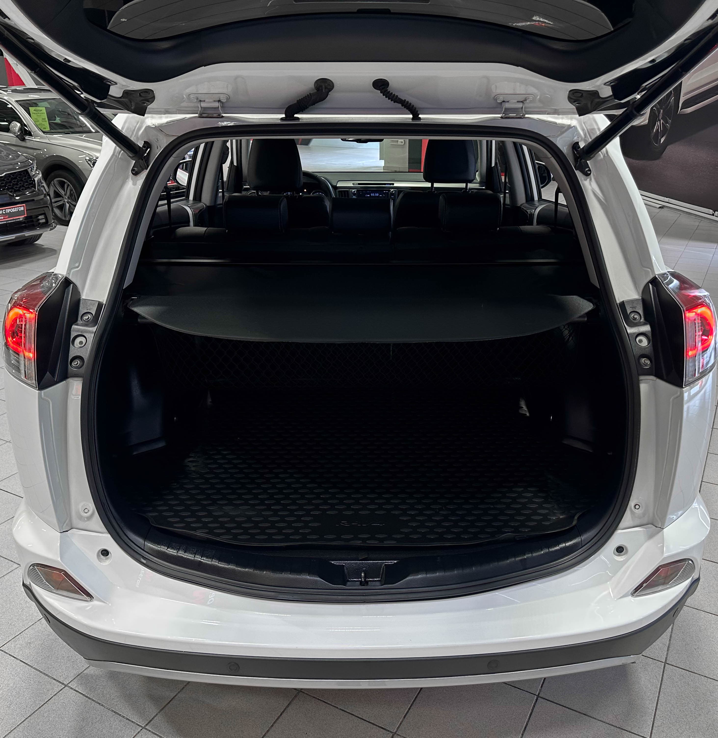 Toyota RAV4 - фото 12