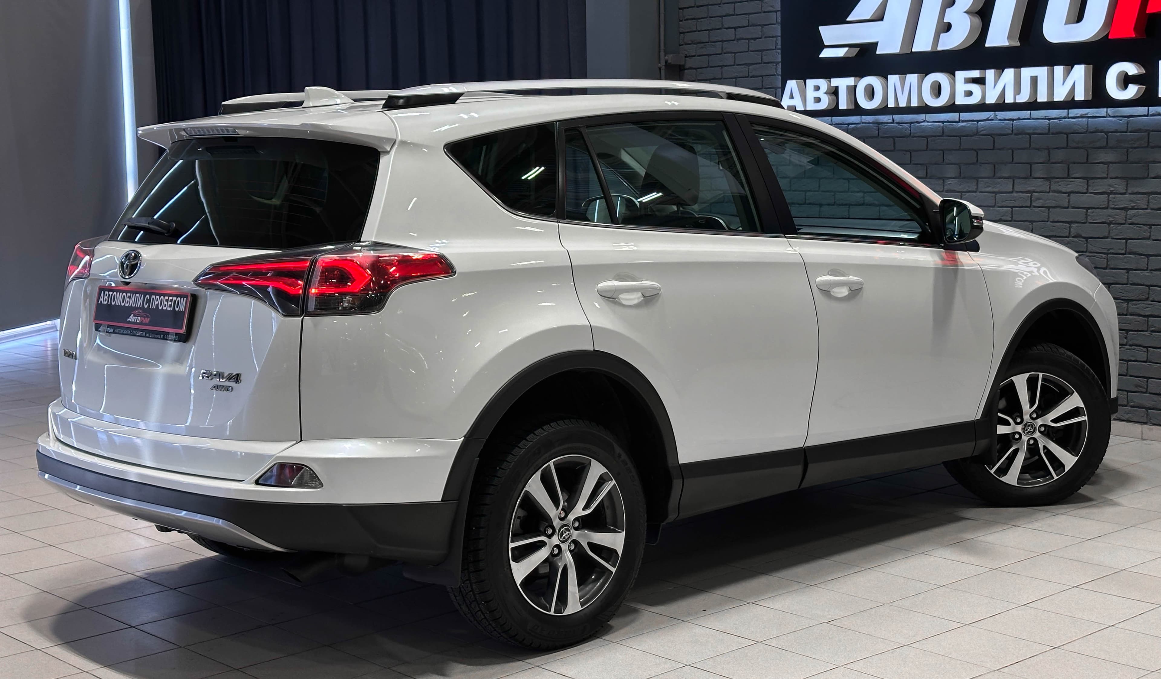 Toyota RAV4 - фото 6
