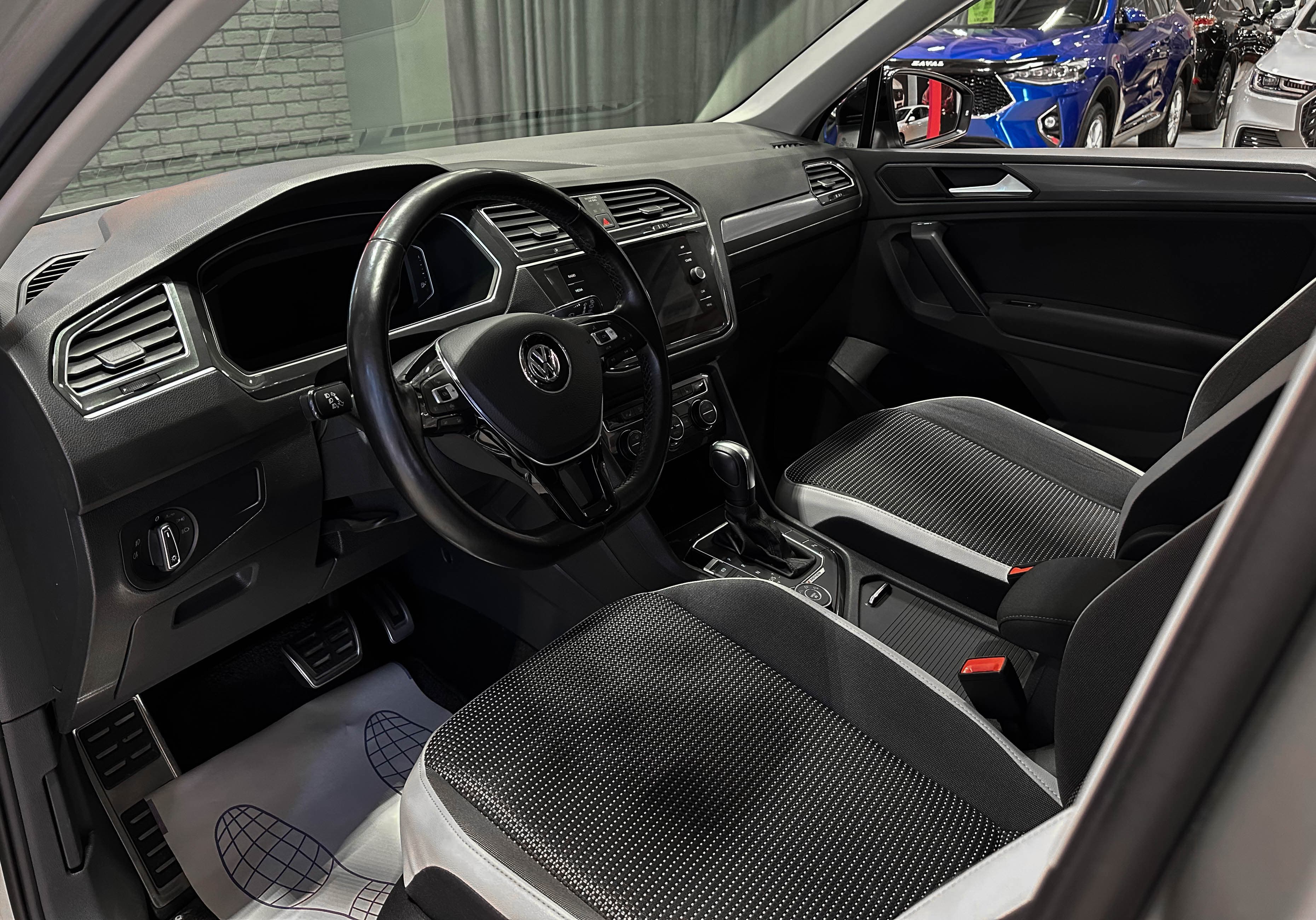 Volkswagen Tiguan - фото 9