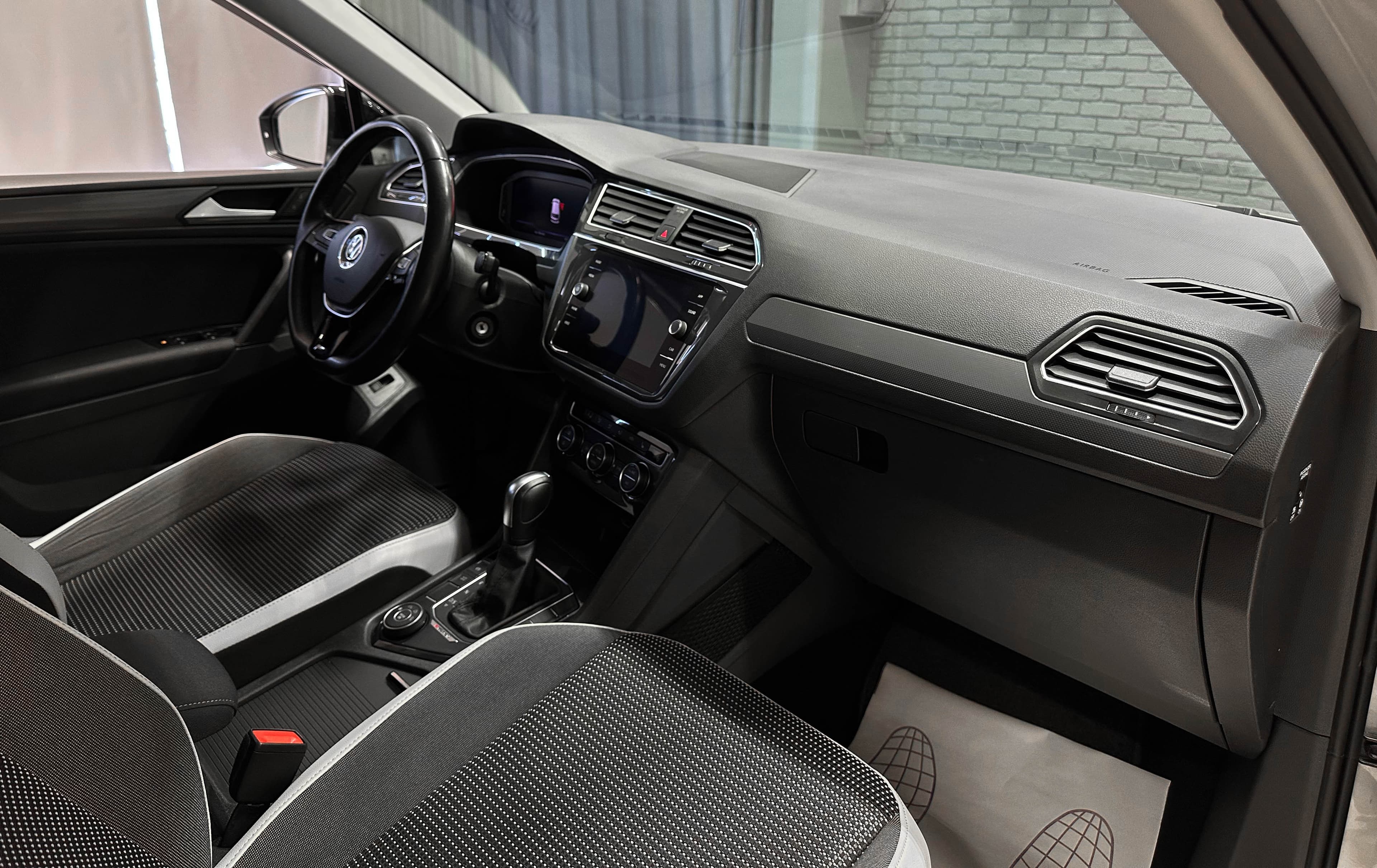 Volkswagen Tiguan - фото 14
