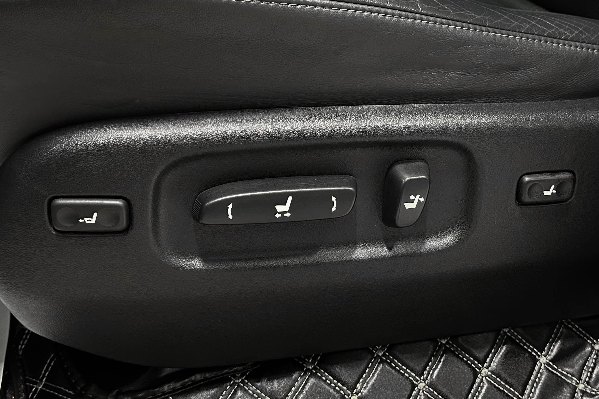 Lexus LX570 - фото 28