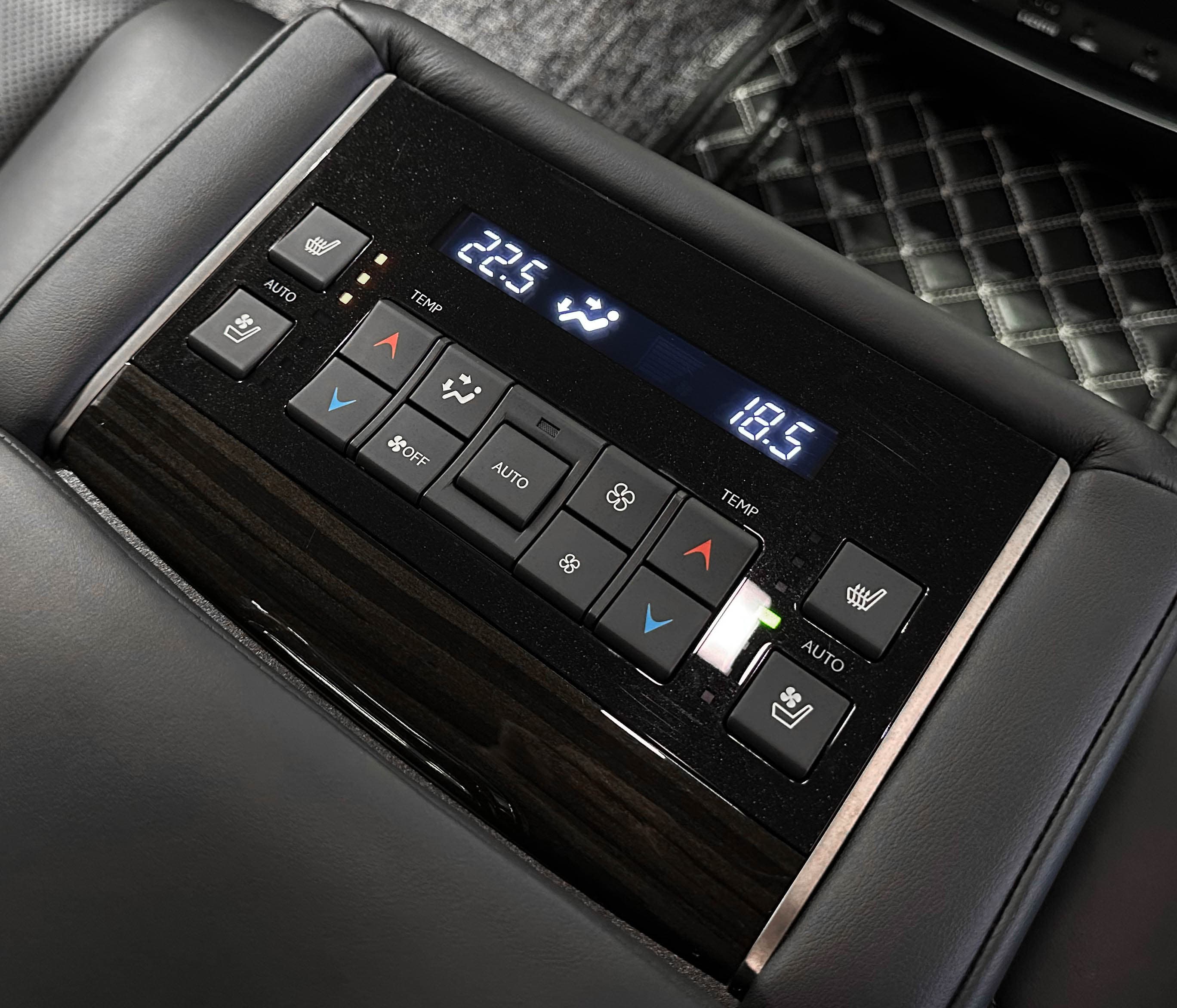 Lexus LX570 - фото 35