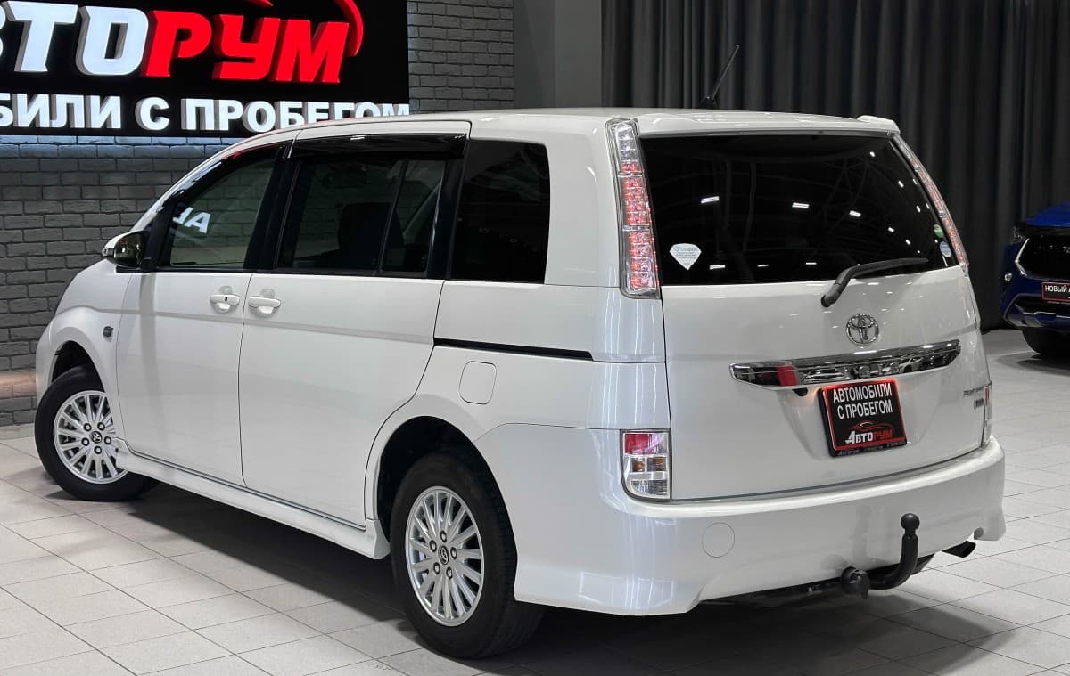 Toyota Isis - фото 9