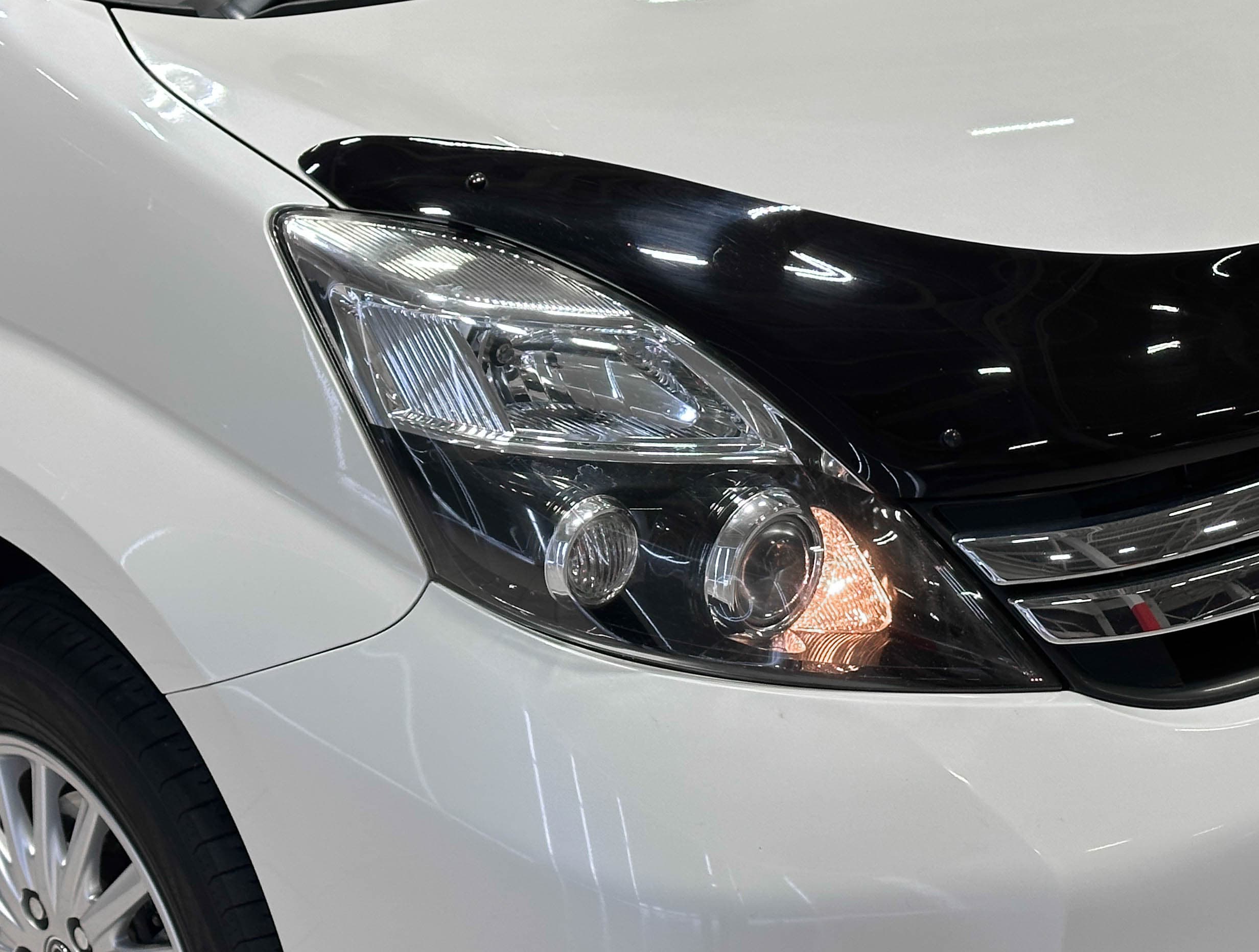 Toyota Isis - 4