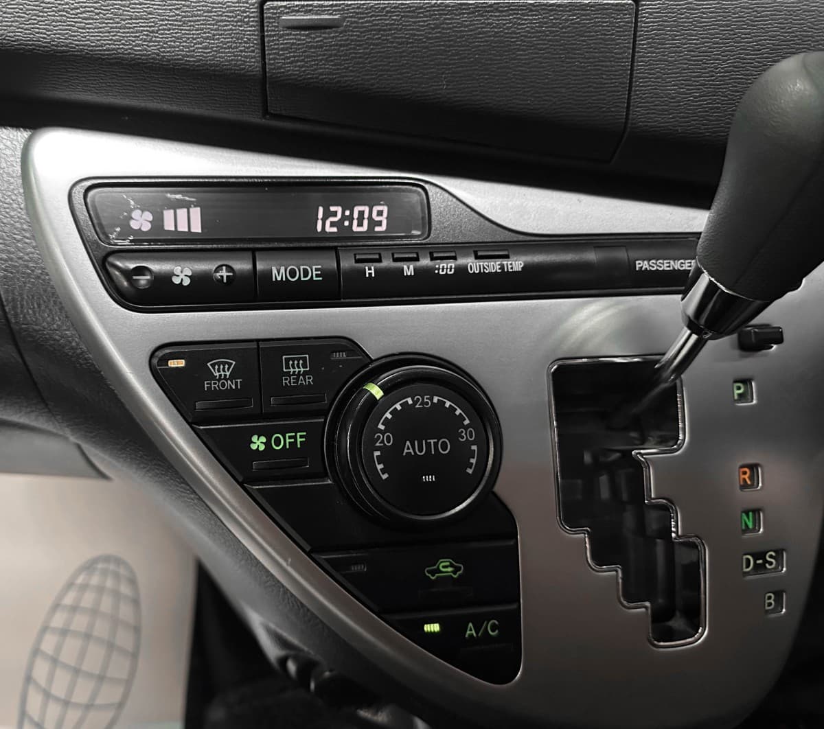 Toyota Isis - фото 24