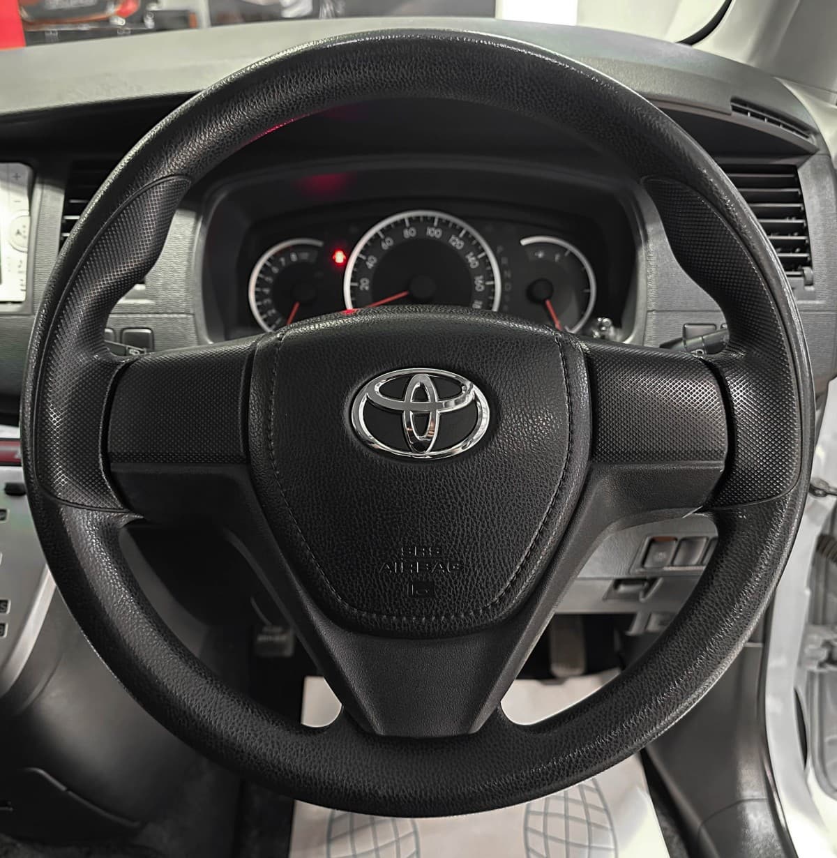 Toyota Isis - фото 25