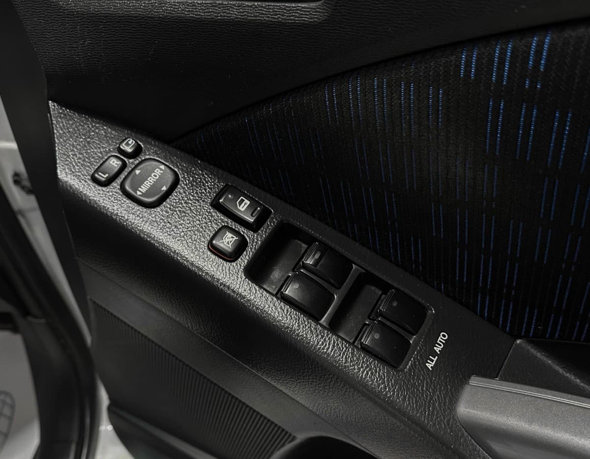 Toyota Isis - фото 19