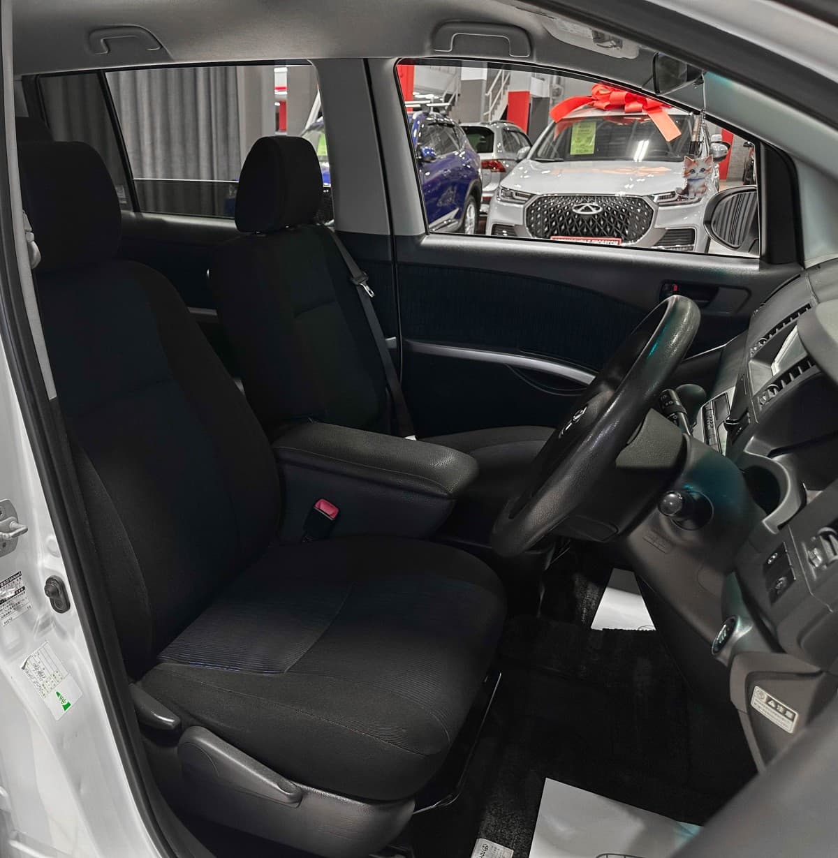 Toyota Isis - фото 11
