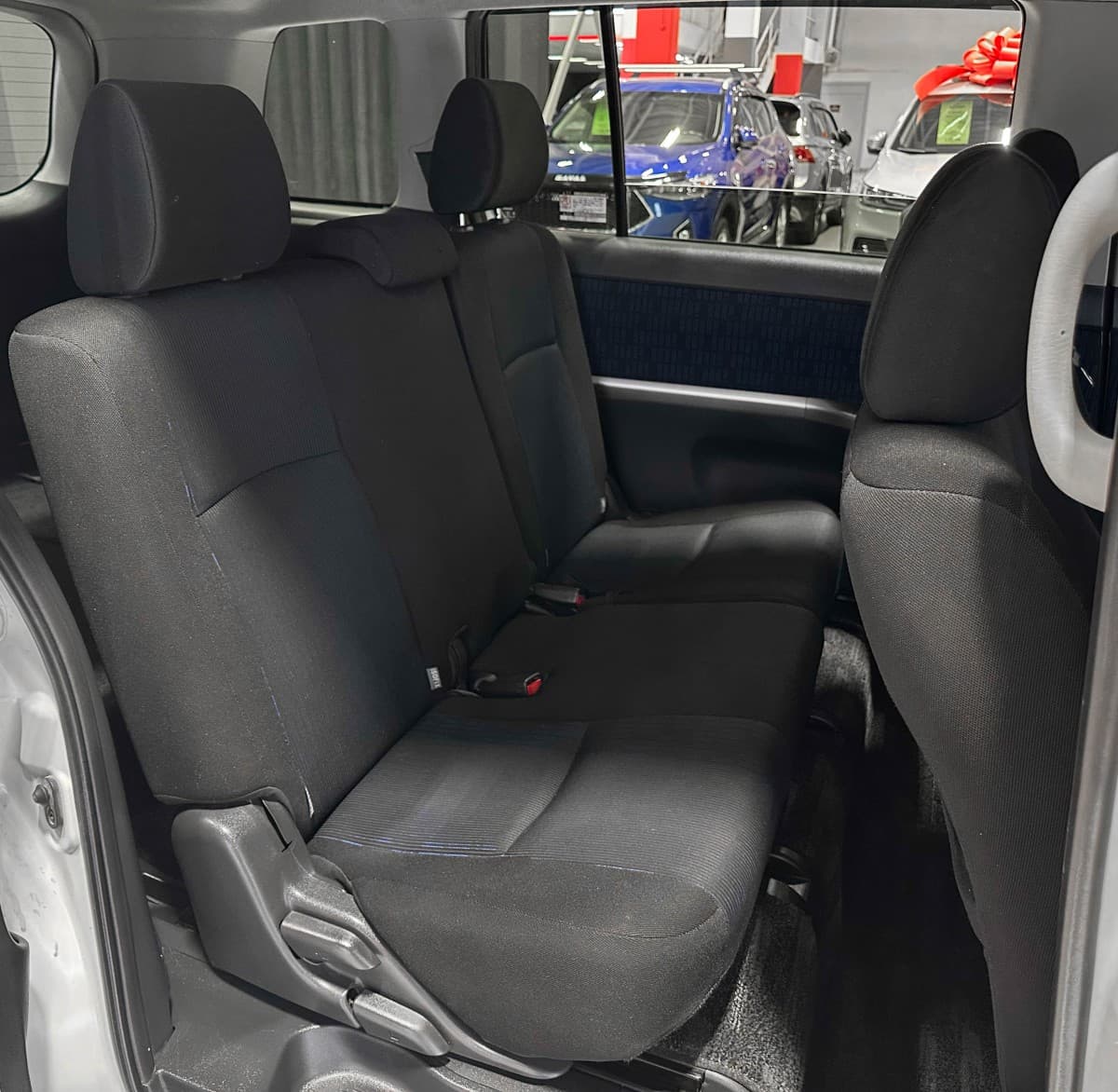 Toyota Isis - фото 12