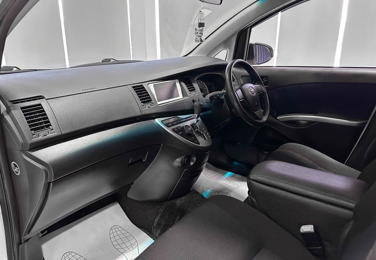 Toyota Isis - фото 18