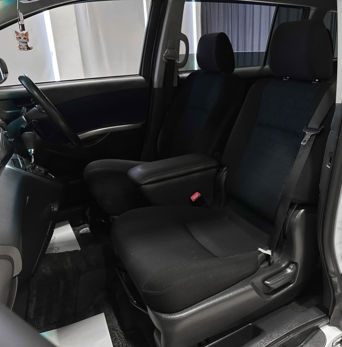 Toyota Isis - фото 16