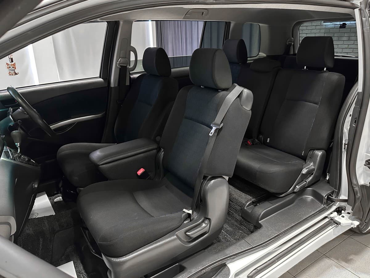 Toyota Isis - фото 17
