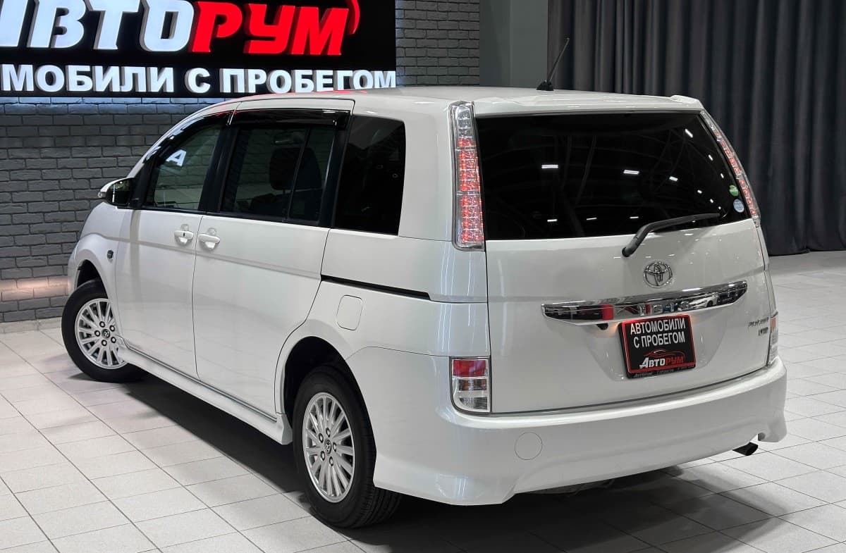 Toyota Isis - фото 9