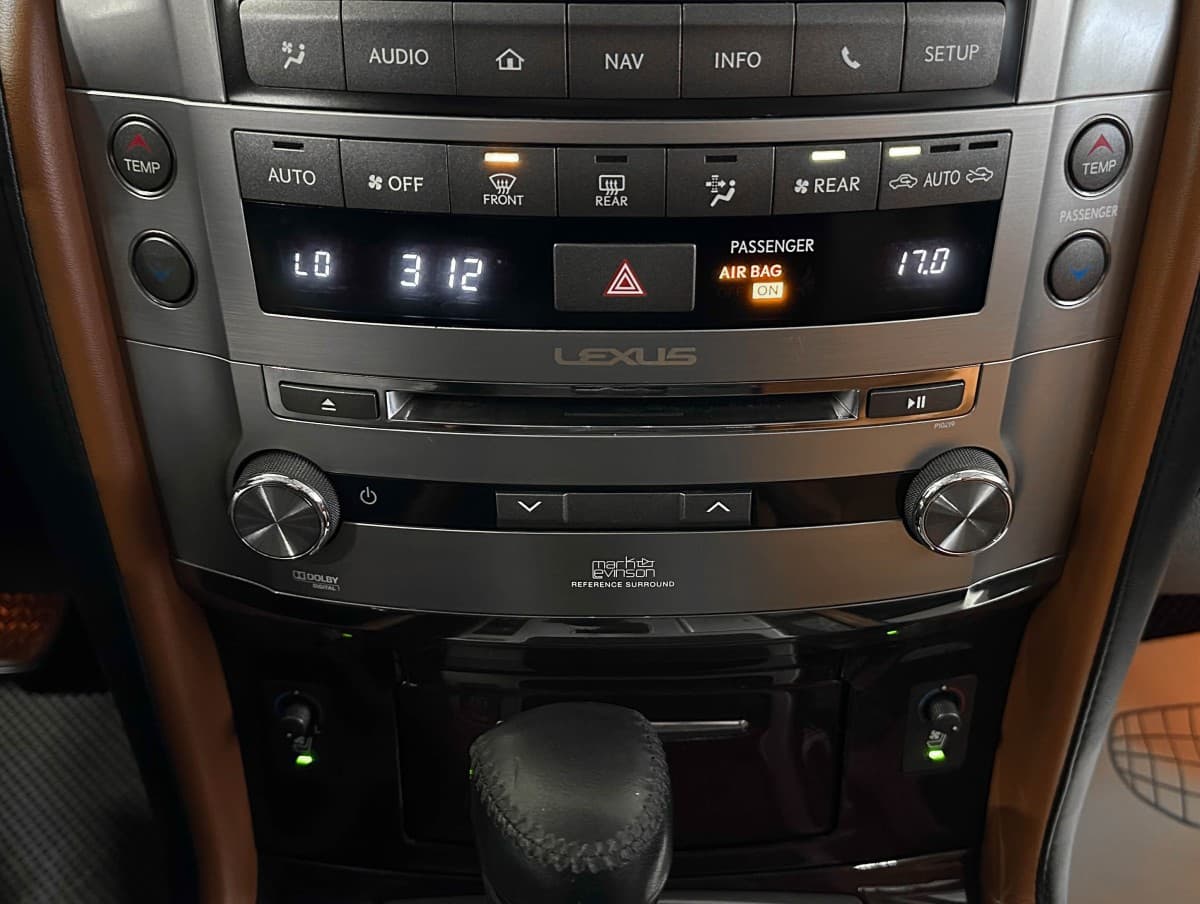 Lexus LX 570 - фото 23