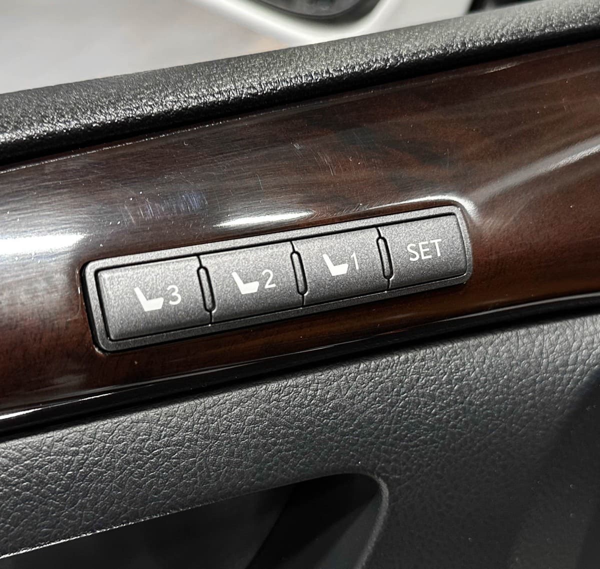 Lexus LX 570 - фото 28