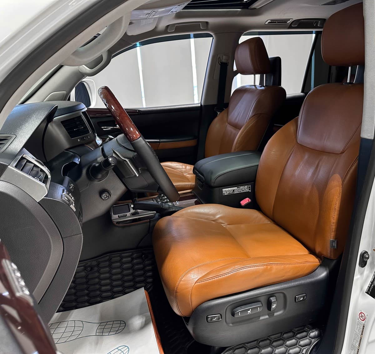 Lexus LX 570 - фото 10