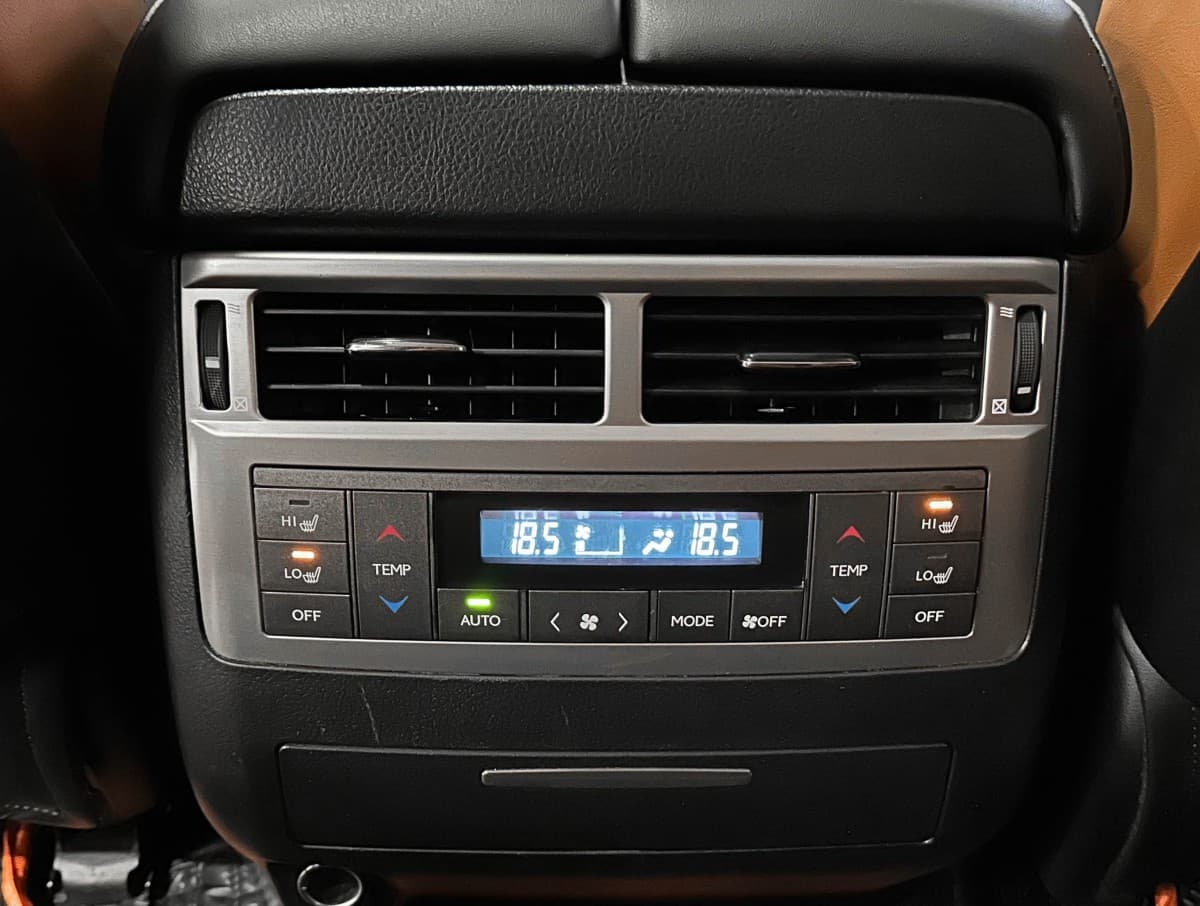 Lexus LX 570 - фото 31