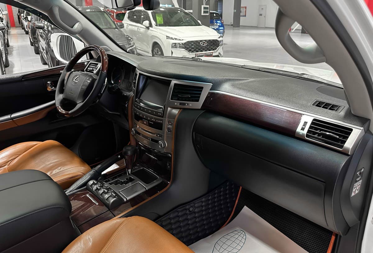 Lexus LX 570 - фото 14