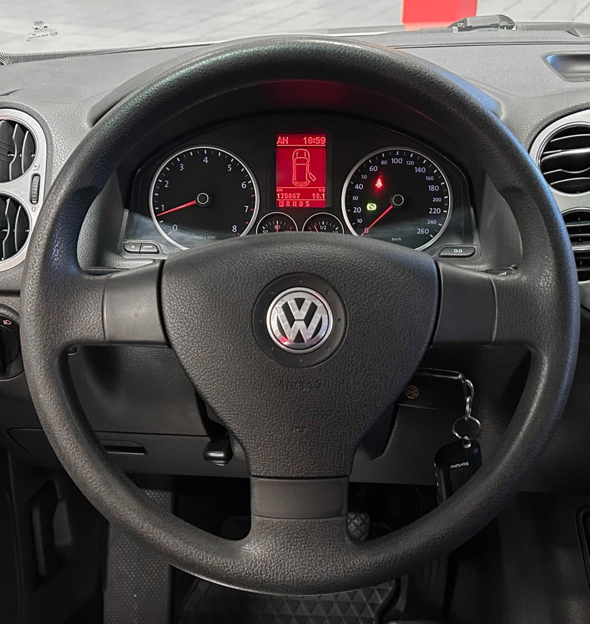 Volkswagen Tiguan - фото 24