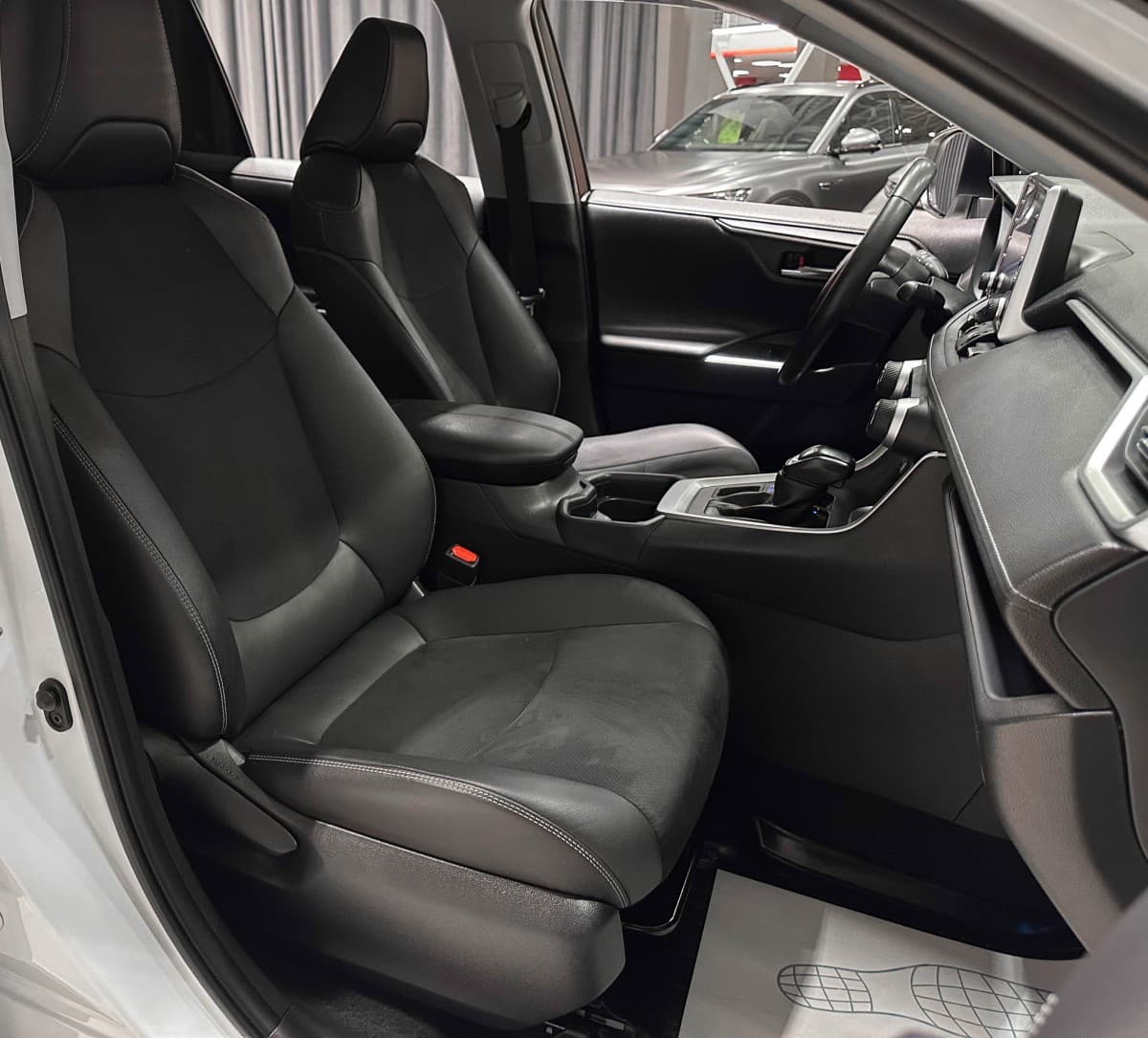 Toyota RAV4 - фото 13
