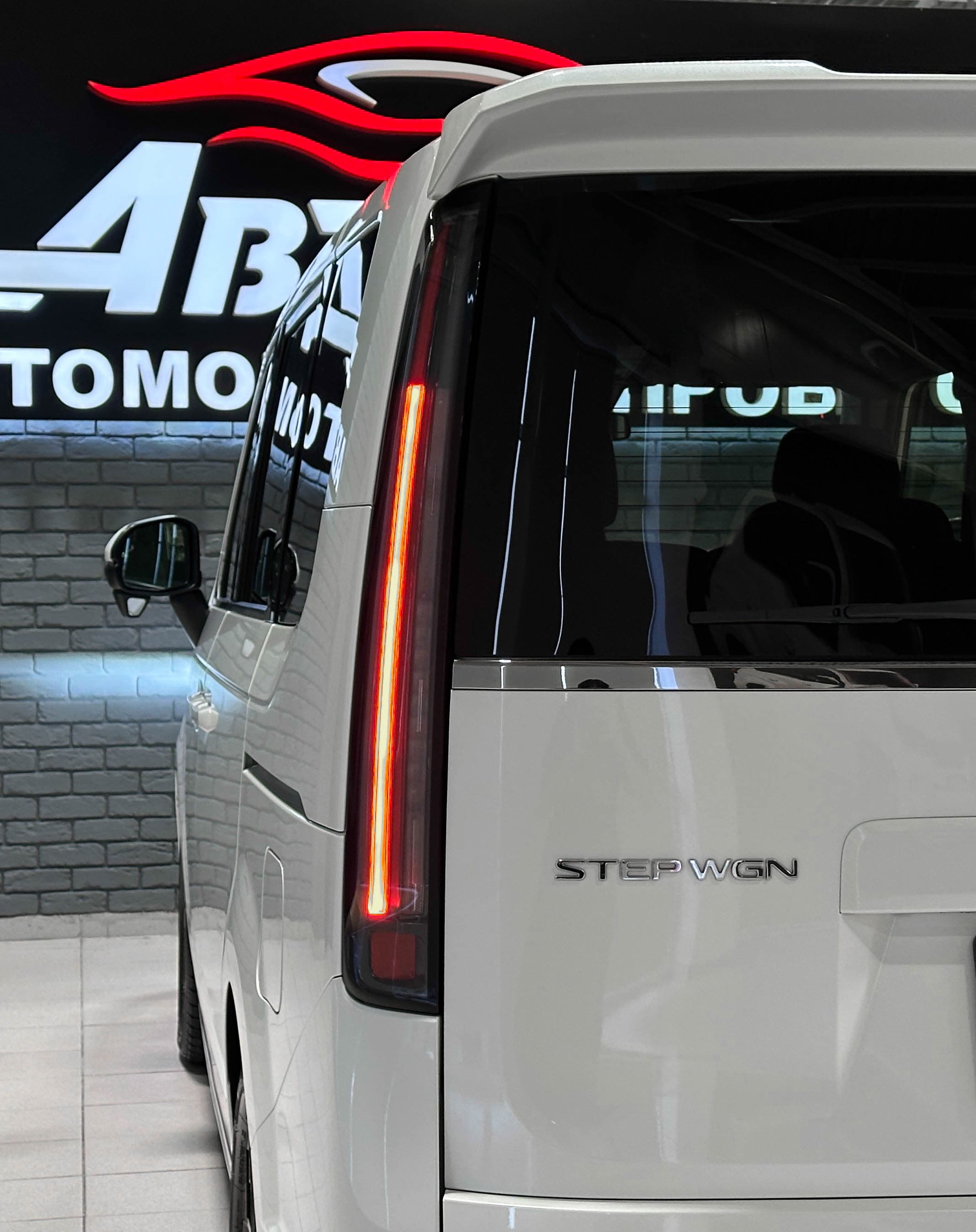 Honda Stepwgn Spada - фото 8