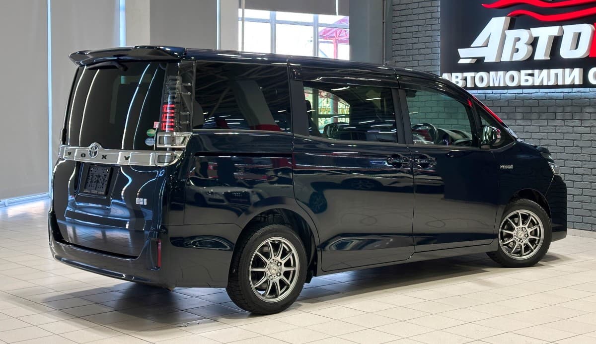 Toyota Voxy Hybrid - 5