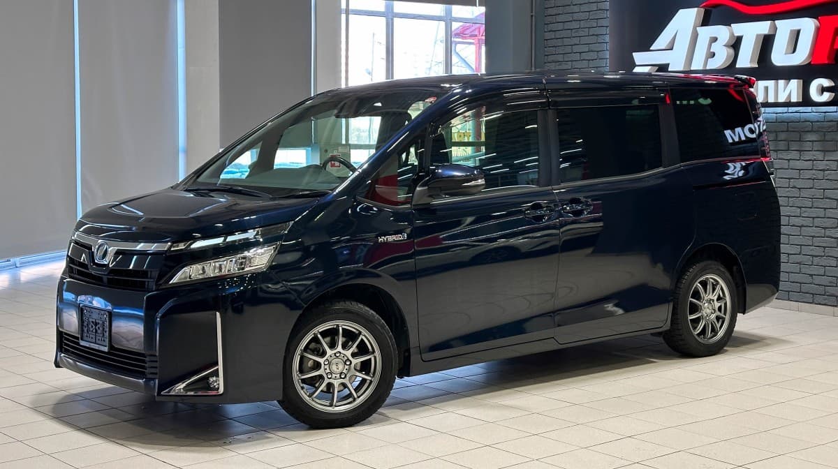 Toyota Voxy Hybrid - 2