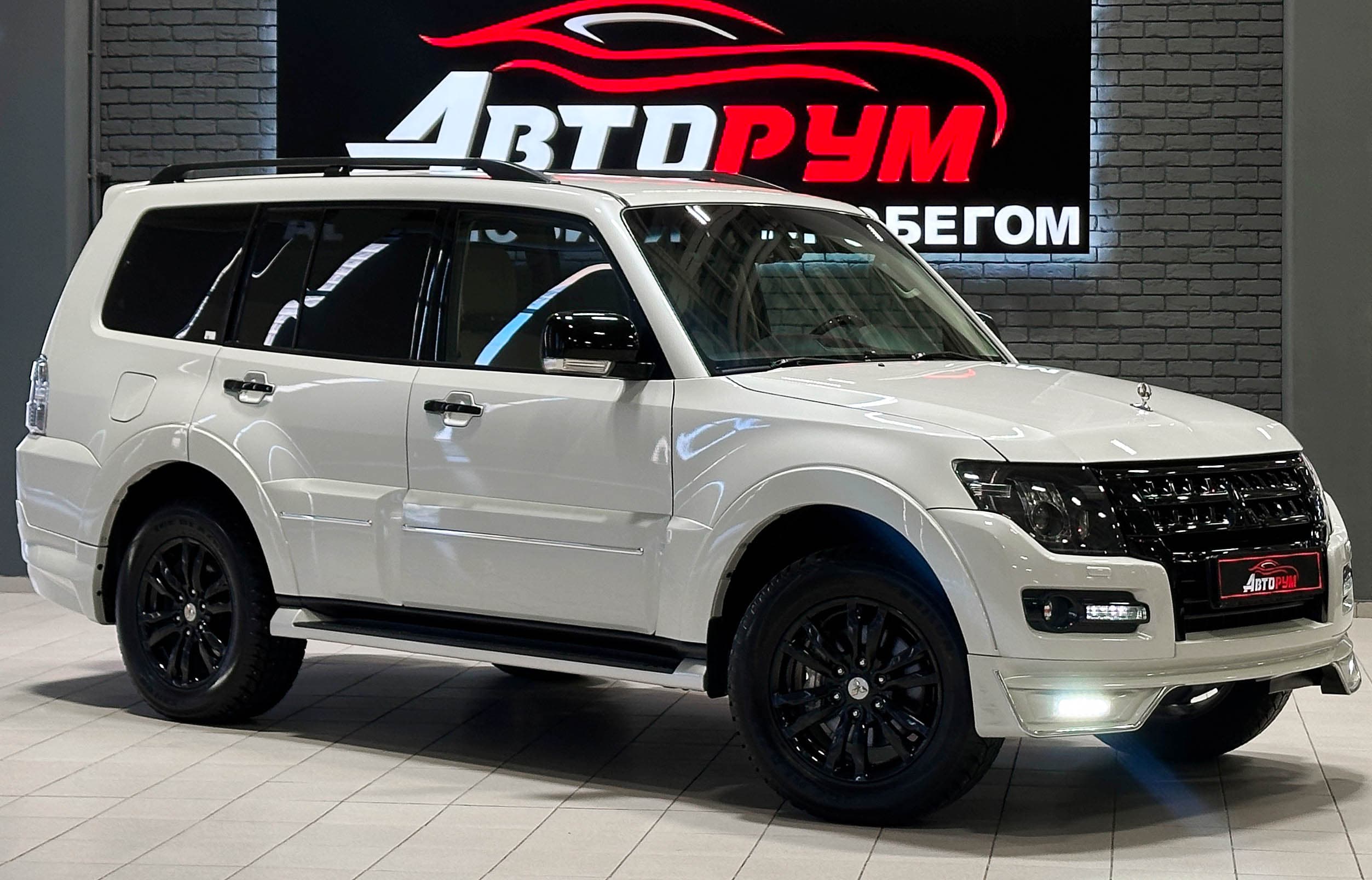 Mitsubishi Pajero - 1