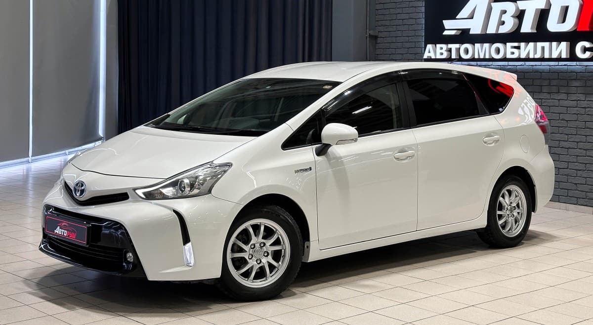 Toyota Prius Alpha - 2